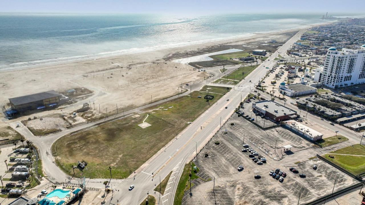 Tropical Springs Studio Apartment Two Queen Beds Galveston Exterior photo